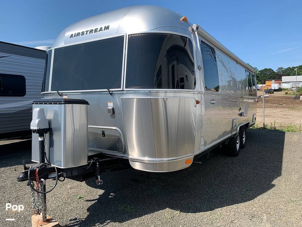 Call now about this 2017 Airstream International Serenity 27FB! 2017 Airstream International Serenity 27FB - Used Travel Trailer For Sale by Pop RVs in Clinton, Connecticut features Air Conditioning, Leveling Jacks, Awning