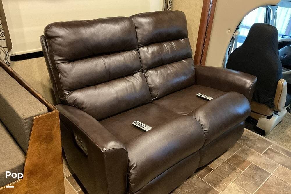 Call now about this 2017 Thor Motor Coach Four Winds 31L! 2017 Thor Motor Coach Four Winds 31L - Used Class C For Sale by Pop RVs in Paradise, Texas features Slideout, Awning, Generator, Air Conditioning