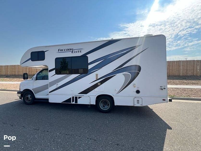 Call now about this 2021 Thor Motor Coach Freedom Elite 22HE! 2021 Thor Motor Coach Freedom Elite 22HE - Used Class C For Sale by Pop RVs in Aurora, Colorado features Awning, Generator, Air Conditioning