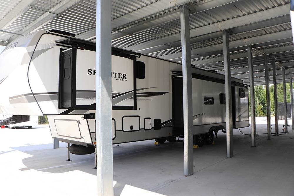Call now about this 2024 Keystone Sprinter 3900DBL! 2024 Keystone Sprinter 3900DBL - Used Fifth Wheel For Sale by Pop RVs in Oxford, Georgia features Leveling Jacks, Awning, Slideout, Air Conditioning