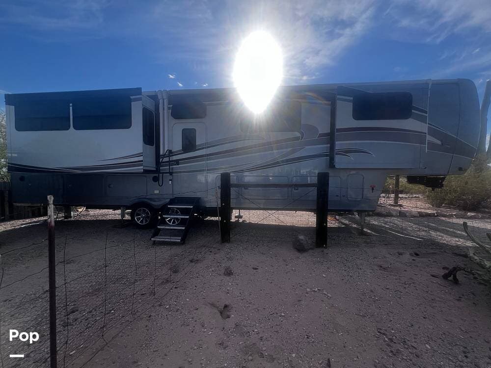 Call now about this 2022 Palomino River Ranch 390RL! 2022 Palomino River Ranch 390RL - Used Fifth Wheel For Sale by Pop RVs in Marana, Arizona features Air Conditioning, Leveling Jacks, Slideout, Awning
