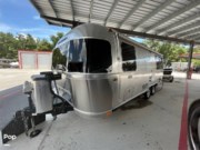 Call now about this 2020 Airstream Flying Cloud 25FB Twin! 2020 Airstream Flying Cloud 25FB Twin - Used Travel Trailer For Sale by Pop RVs in Newberry, Florida features Leveling Jacks, Air Conditioning, Awning