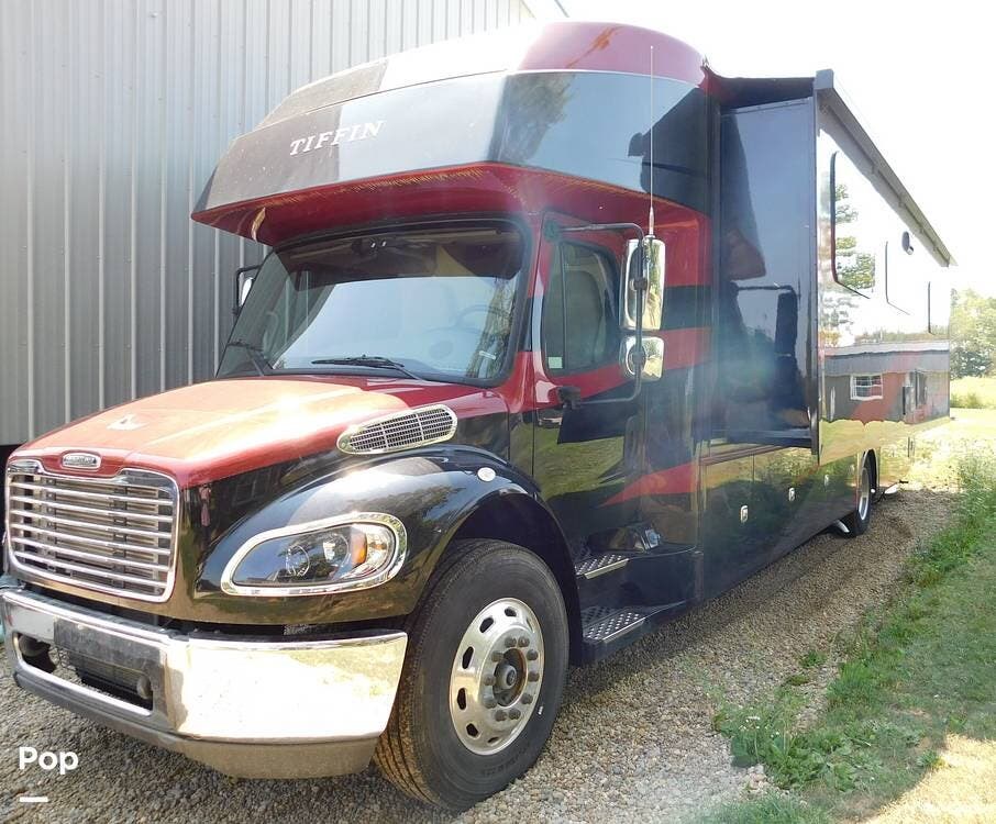 Call now about this 2022 Tiffin Allegro Bay 38BB! 2022 Tiffin Allegro Bay 38BB - Used Super C For Sale by Pop RVs in Ravenna, Ohio features Awning, Leveling Jacks, Slideout, Generator, Air Conditioning