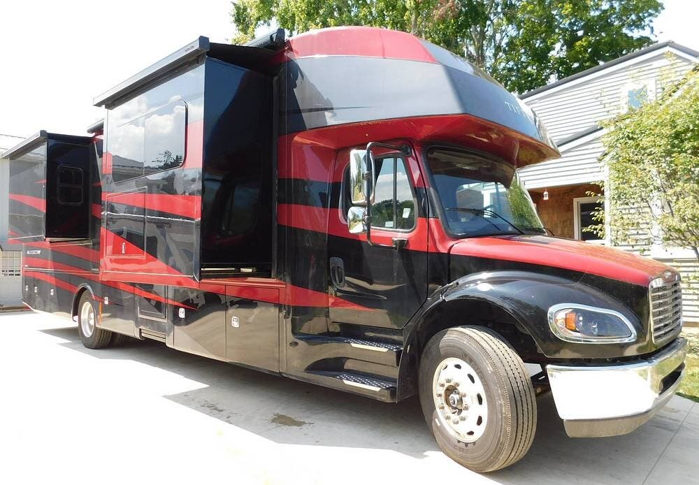 Contact us now about this 2022 Tiffin Allegro Bay 38BB! 2022 Allegro Bay 38BB by Tiffin from Pop RVs in Ravenna, Ohio