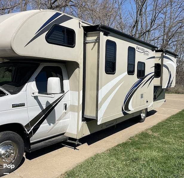 Call now about this 2017 Thor Motor Coach Freedom Elite 29FE! 2017 Thor Motor Coach Freedom Elite 29FE - Used Class C For Sale by Pop RVs in Le Claire, Iowa features Leveling Jacks, Generator, Slideout, Awning, Air Conditioning