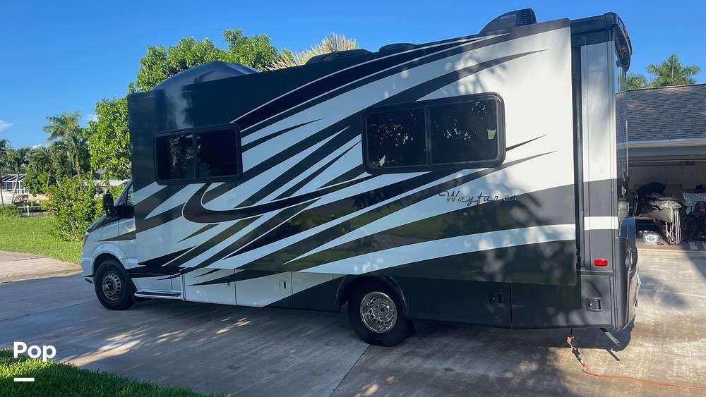 Call now about this 2018 Tiffin Wayfarer 24FW! 2018 Tiffin Wayfarer 24FW - Used Class C For Sale by Pop RVs in Cape Coral, Florida features Air Conditioning, Generator, Awning, Leveling Jacks, Slideout