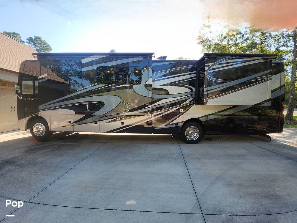 Call now about this 2020 Thor Motor Coach Challenger 37FH! 2020 Thor Motor Coach Challenger 37FH - Used Class A For Sale by Pop RVs in Aiken, South Carolina features Air Conditioning, Generator, Awning, Leveling Jacks, Slideout