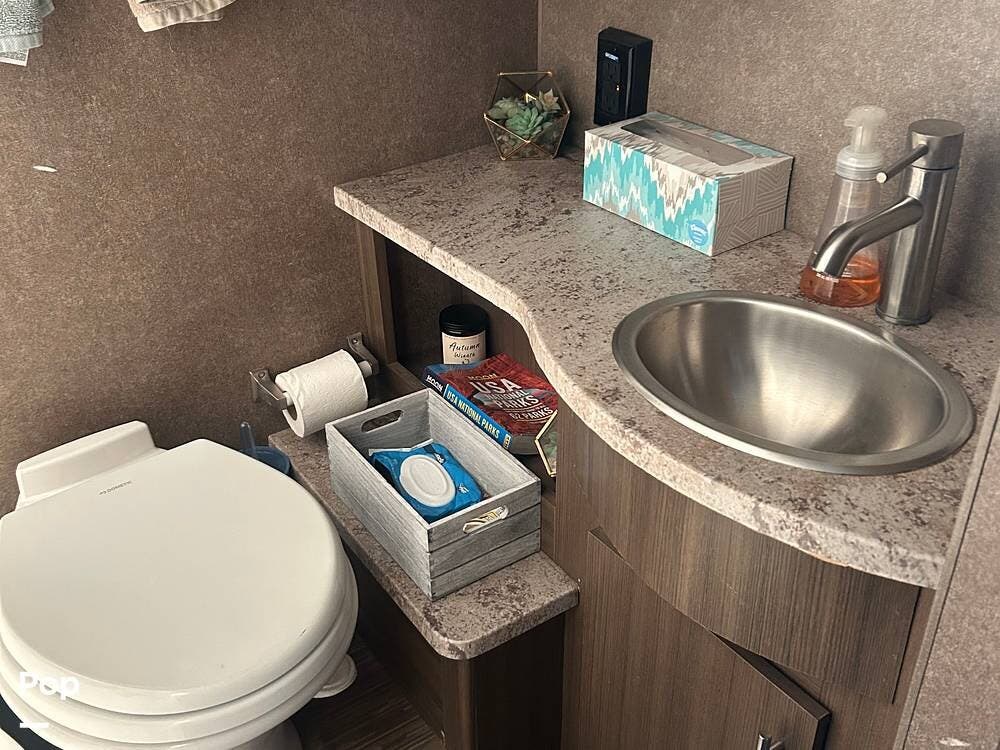 Contact us now about this 2018 Thor Motor Coach Vegas 25.2! 2018 Vegas 25.2 by Thor Motor Coach from Pop RVs in Seal Beach, California