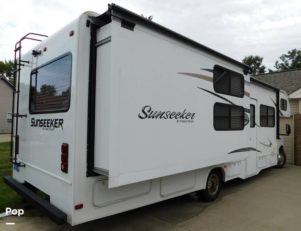 Call now about this 2015 Forest River Sunseeker 3170DS! 2015 Forest River Sunseeker 3170DS - Used Class C For Sale by Pop RVs in Brook Park, Ohio features Slideout, Awning, Leveling Jacks, Generator, Air Conditioning
