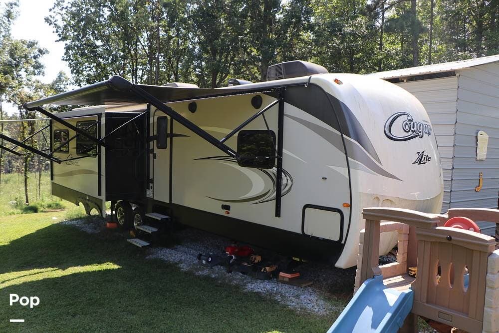 Call now about this 2018 Keystone Cougar 32RLI! 2018 Keystone Cougar 32RLI - Used Travel Trailer For Sale by Pop RVs in Lula, Georgia features Leveling Jacks, Slideout, Air Conditioning, Awning