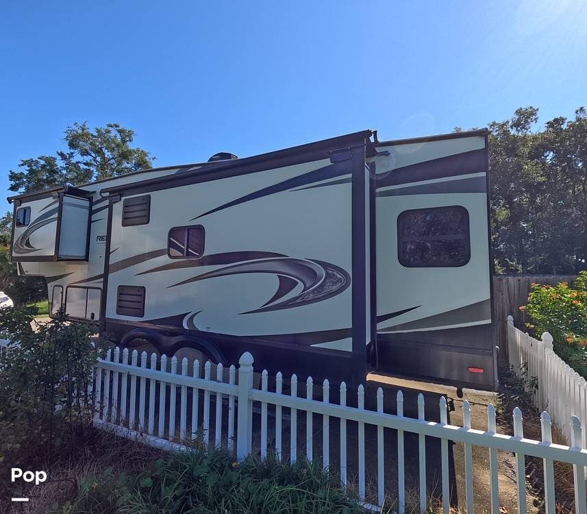 Call now about this 2021 Grand Design Reflection 303RLS! 2021 Grand Design Reflection 303RLS - Used Fifth Wheel For Sale by Pop RVs in Orange Park, Florida features Leveling Jacks, Slideout, Air Conditioning, Awning