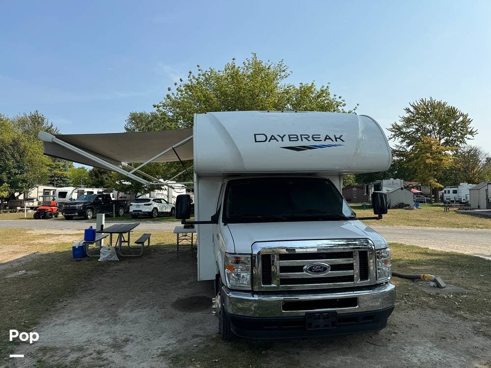 Contact us now about this 2021 Thor Motor Coach Daybreak 26DB! 2021 Daybreak 26DB by Thor Motor Coach from Pop RVs in Port Huron, Michigan