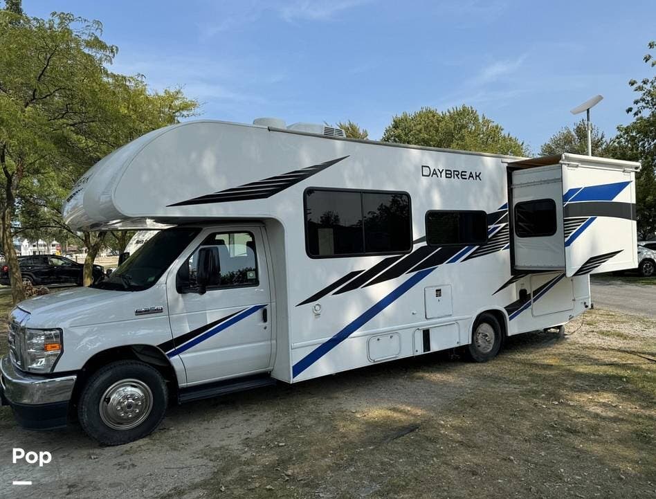Call now about this 2021 Thor Motor Coach Daybreak 26DB! 2021 Thor Motor Coach Daybreak 26DB - Used Class C For Sale by Pop RVs in Port Huron, Michigan features Generator, Awning, Slideout, Air Conditioning