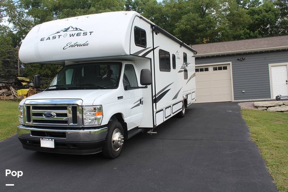 Call now about this 2024 East to West Entrada 3100FB! 2024 East to West Entrada 3100FB - Used Class C For Sale by Pop RVs in Big Bend, Wisconsin features Slideout, Awning, Air Conditioning, Generator