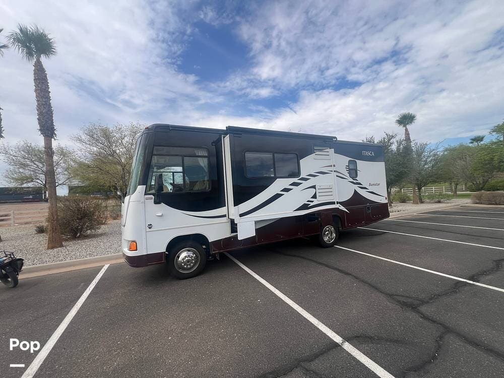 Call now about this 2011 Itasca Sunstar 26P! 2011 Itasca Sunstar 26P - Used Class A For Sale by Pop RVs in Eloy, Arizona features Leveling Jacks, Generator, Air Conditioning, Awning, Slideout