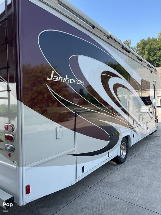 Call now about this 2017 Fleetwood Jamboree 30F! 2017 Fleetwood Jamboree 30F - Used Class C For Sale by Pop RVs in Grand Rapids, Ohio features Air Conditioning, Slideout, Leveling Jacks, Awning, Generator