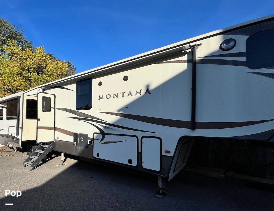 Used 2017 Keystone Montana 3921FB available in Babylon, New York