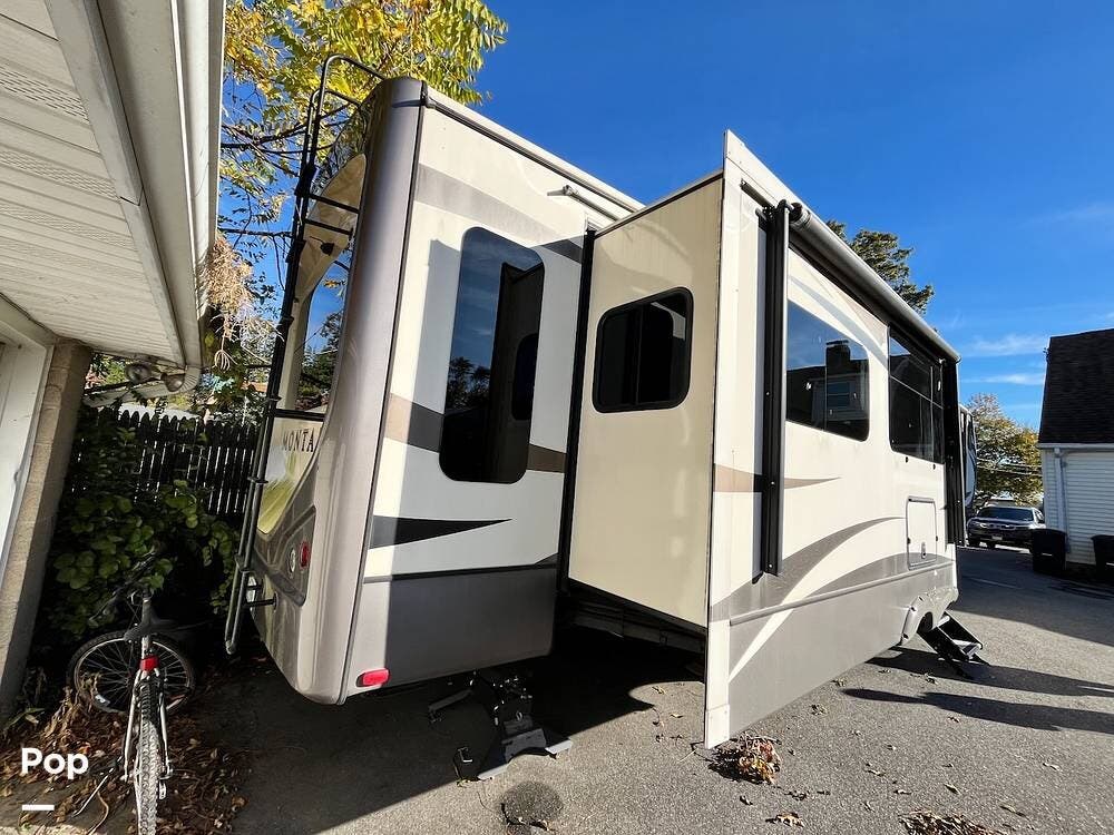 Call now about this 2017 Keystone Montana 3921FB! 2017 Keystone Montana 3921FB - Used Fifth Wheel For Sale by Pop RVs in Babylon, New York features Awning, Slideout, Air Conditioning, Leveling Jacks