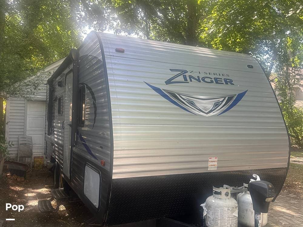 Contact us now about this 2017 CrossRoads Zinger Z-1 211RD! 2017 Zinger Z-1 211RD by CrossRoads from Pop RVs in Woodmere, New York