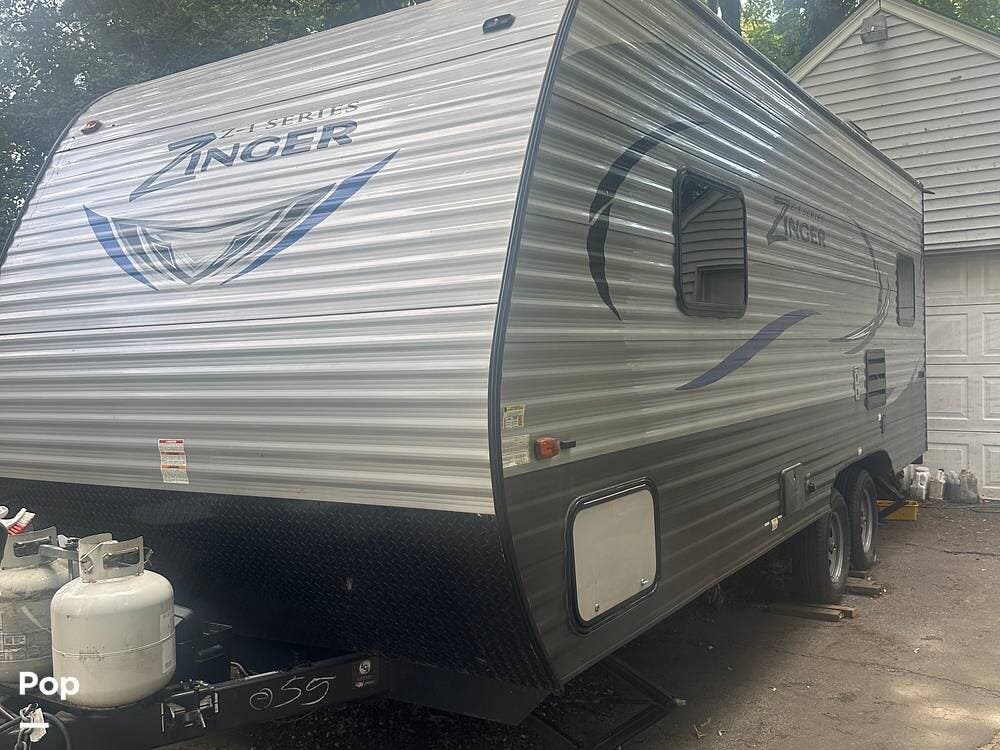 Call now about this 2017 CrossRoads Zinger Z-1 211RD! 2017 CrossRoads Zinger Z-1 211RD - Used Travel Trailer For Sale by Pop RVs in Woodmere, New York features Air Conditioning, Awning, Leveling Jacks