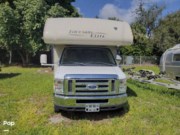 Call now about this 2016 Thor Motor Coach Freedom Elite 26FE! 2016 Thor Motor Coach Freedom Elite 26FE - Used Class C For Sale by Pop RVs in Boynton Beach, Florida features Air Conditioning, Awning, Generator, Slideout