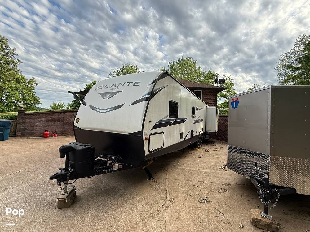 Call now about this 2022 CrossRoads Volante 33DB! 2022 CrossRoads Volante 33DB - Used Travel Trailer For Sale by Pop RVs in Jefferson City, Missouri features Leveling Jacks, Slideout, Awning, Air Conditioning