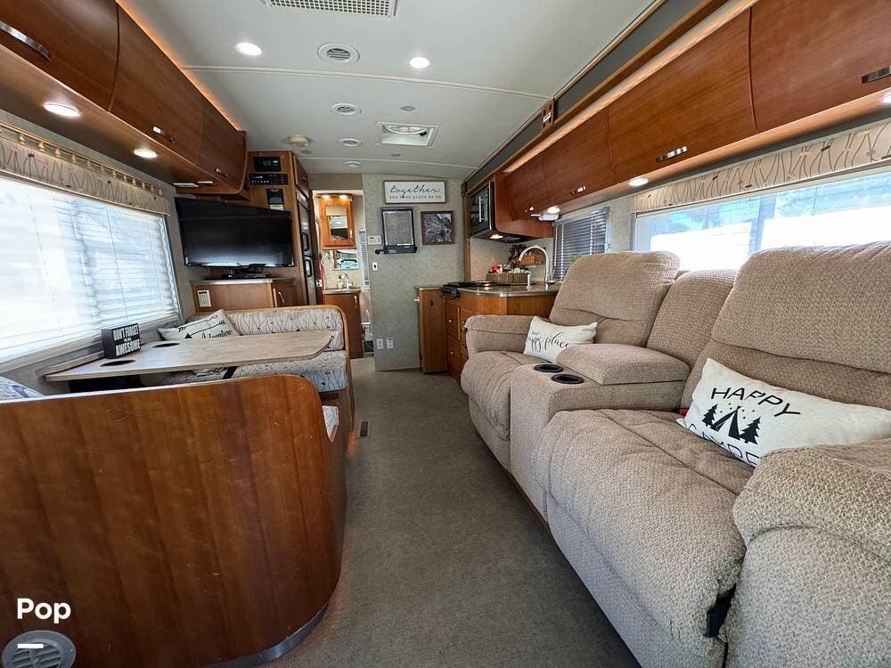 Call now about this 2008 Fleetwood Pulse 24A! 2008 Fleetwood Pulse 24A - Used Class C For Sale by Pop RVs in Costa Mesa, California features Air Conditioning, Leveling Jacks, Slideout, Generator, Awning