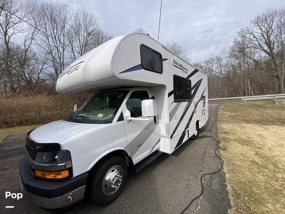 Call now about this 2021 Thor Motor Coach Freedom Elite 22FE! 2021 Thor Motor Coach Freedom Elite 22FE - Used Class C For Sale by Pop RVs in Southbury, Connecticut features Awning, Air Conditioning, Generator