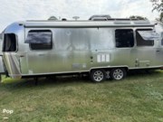 Call now about this 2019 Airstream Flying Cloud 25FB! 2019 Airstream Flying Cloud 25FB - Used Travel Trailer For Sale by Pop RVs in Chesapeake Beach, Maryland features Air Conditioning, Awning, Leveling Jacks