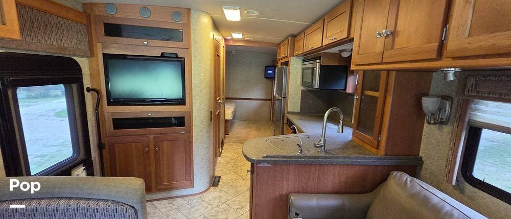 Call now about this 2009 Itasca Suncruiser 32H! 2009 Itasca Suncruiser 32H - Used Class A For Sale by Pop RVs in Howe, Texas features Awning, Leveling Jacks, Air Conditioning, Generator, Slideout