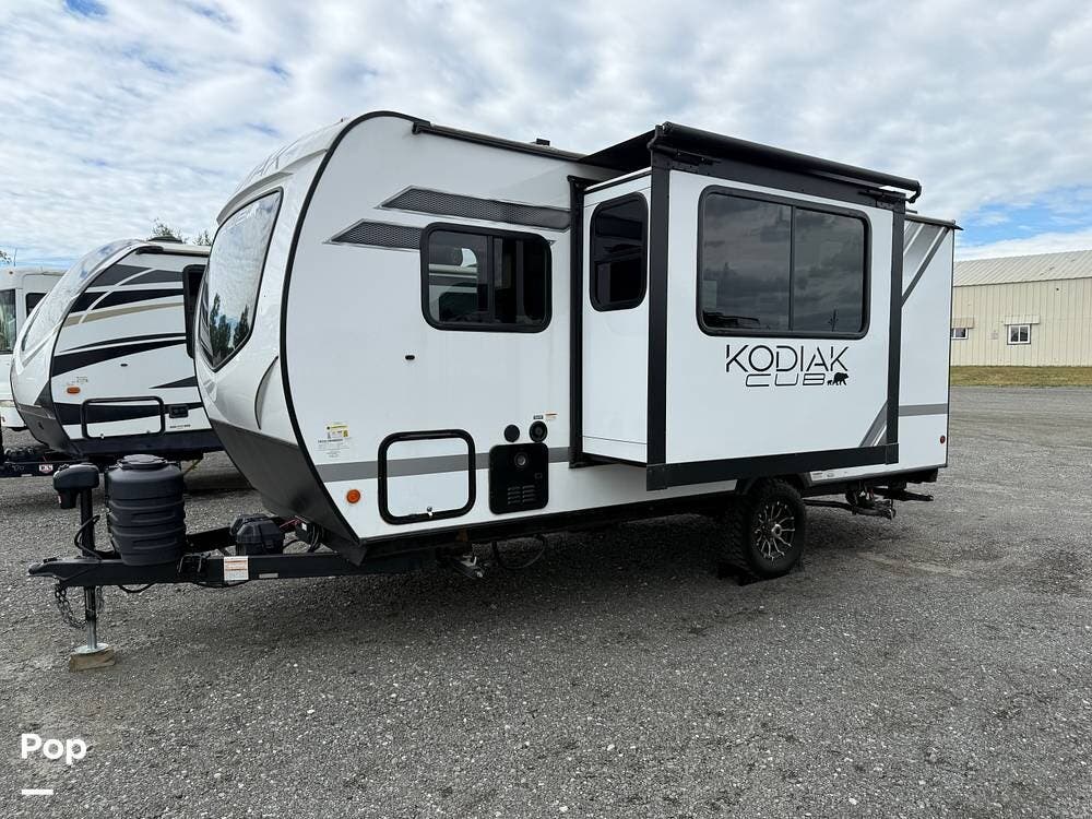 Call now about this 2025 Dutchmen Kodiak CUB 170BH! 2025 Dutchmen Kodiak CUB 170BH - Used Travel Trailer For Sale by Pop RVs in Anchorage, Alaska features Air Conditioning, Leveling Jacks, Awning, Slideout