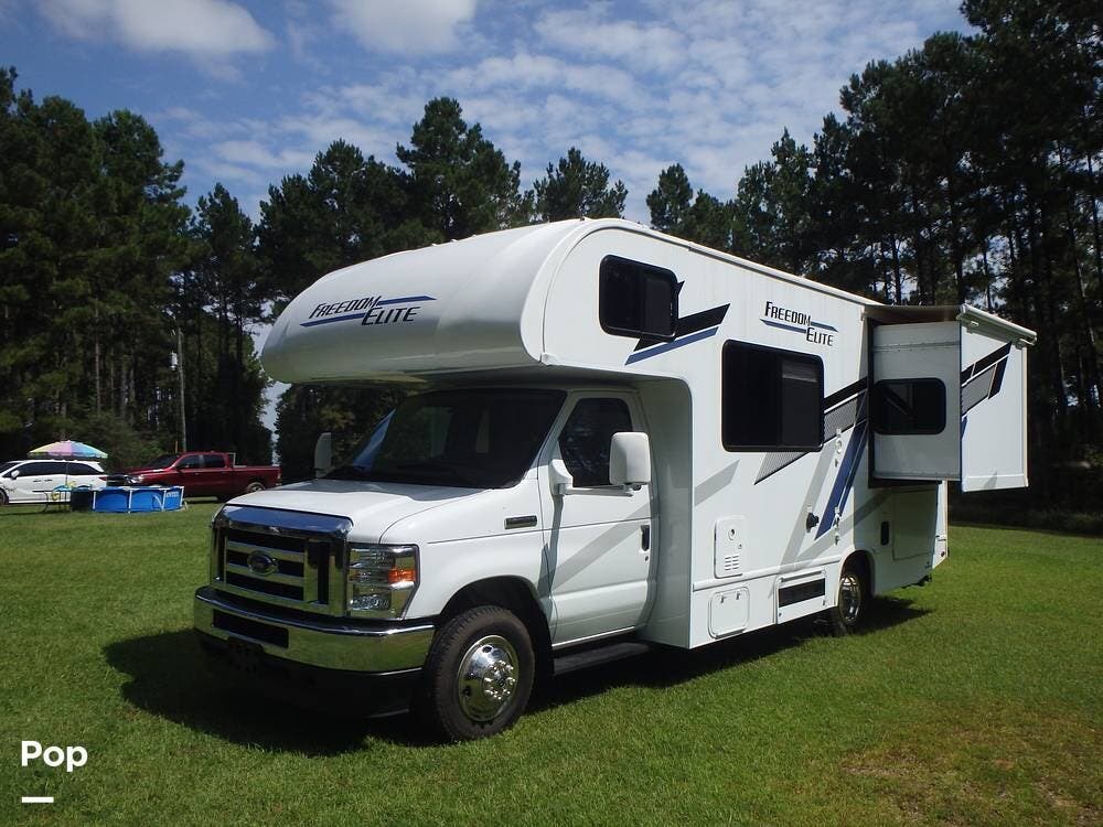 Call now about this 2025 Thor Motor Coach Freedom Elite 22FE! 2025 Thor Motor Coach Freedom Elite 22FE - Used Class C For Sale by Pop RVs in Lucedale, Mississippi features Slideout, Generator, Awning, Air Conditioning