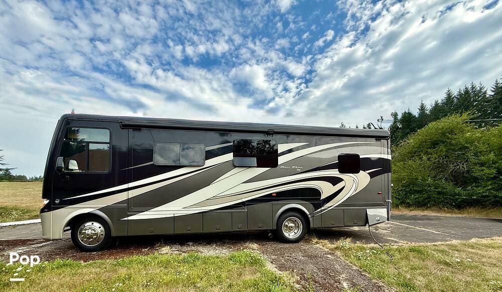Call now about this 2015 Newmar Bay Star 3124! 2015 Newmar Bay Star 3124 - Used Class A For Sale by Pop RVs in La Center, Washington features Air Conditioning, Slideout, Awning, Generator, Leveling Jacks