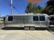 Call now about this 2022 Airstream Flying Cloud 27FB TWIN! 2022 Airstream Flying Cloud 27FB TWIN - Used Travel Trailer For Sale by Pop RVs in Newhall, California features Air Conditioning, Leveling Jacks, Awning