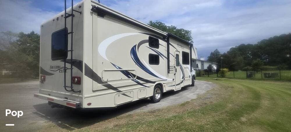 Call now about this 2018 Thor Motor Coach Freedom Elite 30FE! 2018 Thor Motor Coach Freedom Elite 30FE - Used Class C For Sale by Pop RVs in Oriental, North Carolina features Slideout, Awning, Air Conditioning, Generator