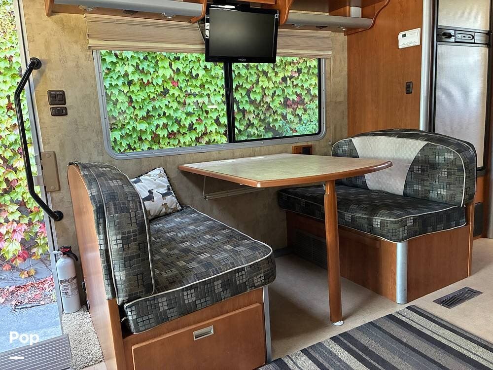 Call now about this 2007 Winnebago View 23H! 2007 Winnebago View 23H - Used Class C For Sale by Pop RVs in San Leandro, California features Air Conditioning, Generator, Awning, Slideout