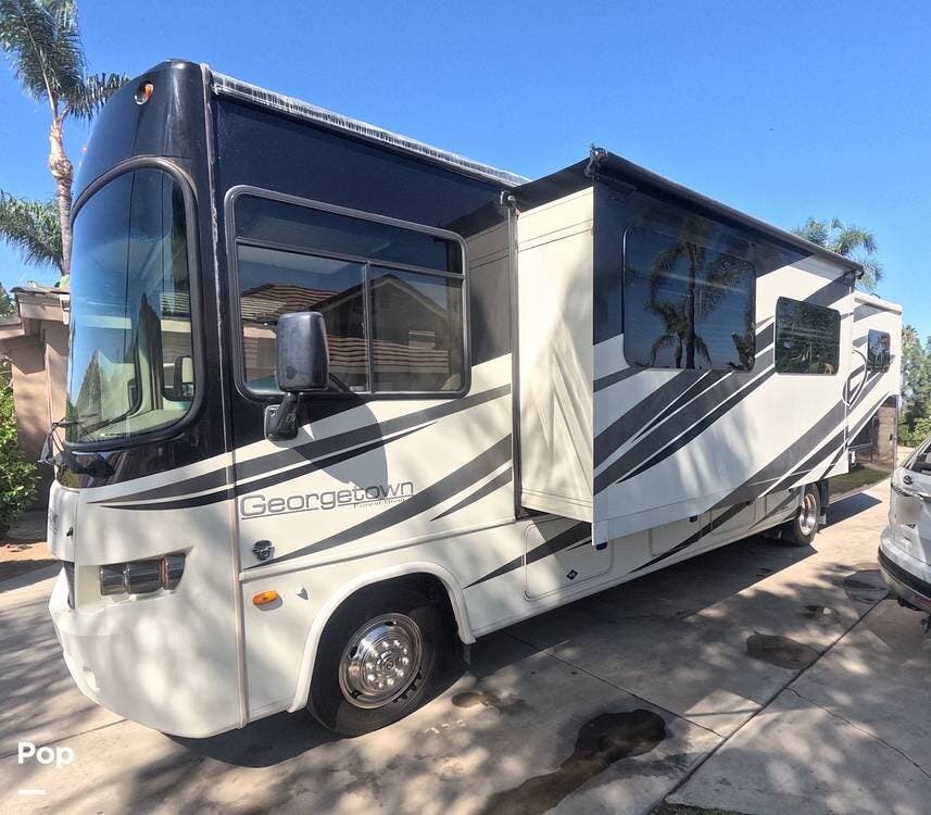 Call now about this 2014 Forest River Georgetown 351DS! 2014 Forest River Georgetown 351DS - Used Class A For Sale by Pop RVs in Riverside, California features Air Conditioning, Awning, Leveling Jacks, Generator, Slideout
