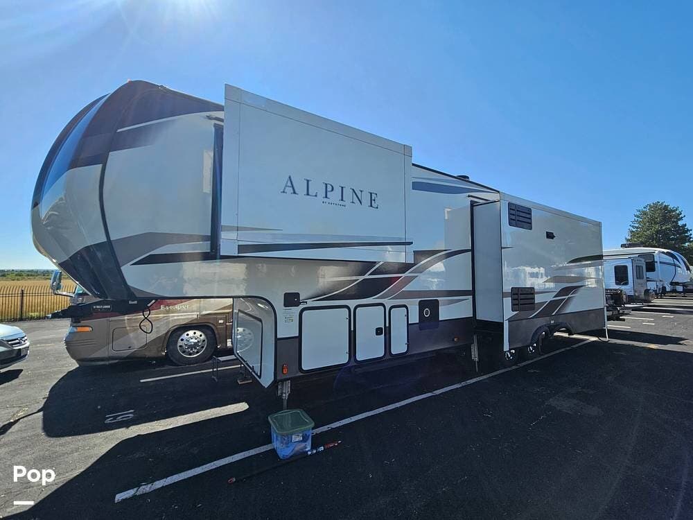 Call now about this 2021 Keystone Alpine 3220RL! 2021 Keystone Alpine 3220RL - Used Fifth Wheel For Sale by Pop RVs in Aurora, Colorado features Awning, Leveling Jacks, Slideout, Air Conditioning