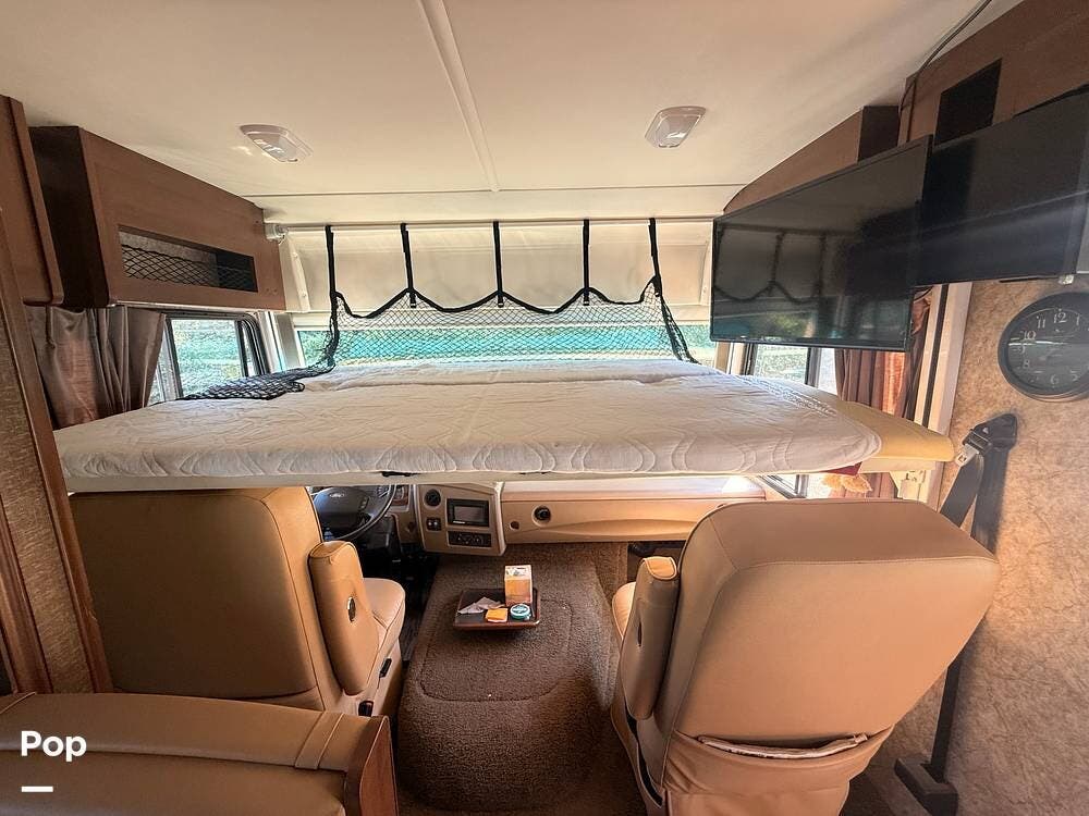 Call now about this 2014 Fleetwood Storm 28F! 2014 Fleetwood Storm 28F - Used Class A For Sale by Pop RVs in Oregon City, Oregon features Generator, Awning, Air Conditioning, Slideout