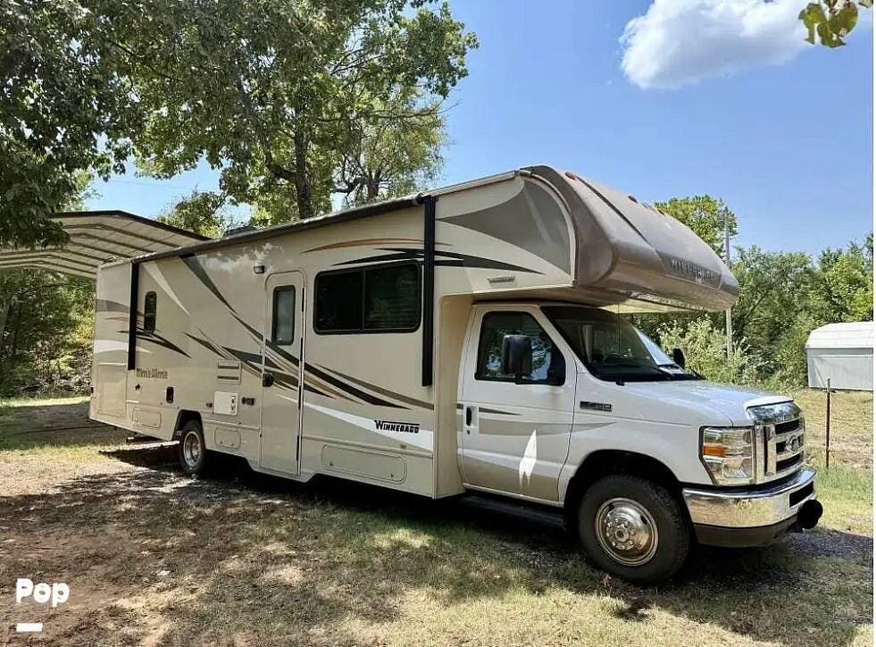 Call now about this 2018 Winnebago Minnie Winnie 31G! 2018 Winnebago Minnie Winnie 31G - Used Class C For Sale by Pop RVs in Yukon, Oklahoma features Air Conditioning, Awning, Leveling Jacks, Generator, Slideout