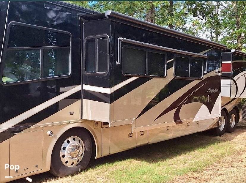 Call now about this 2008 Tiffin Allegro Bus 43QRP! 2008 Tiffin Allegro Bus 43QRP - Used Diesel Pusher For Sale by Pop RVs in Oxford, Mississippi features Generator, Leveling Jacks, Slideout, Air Conditioning, Awning