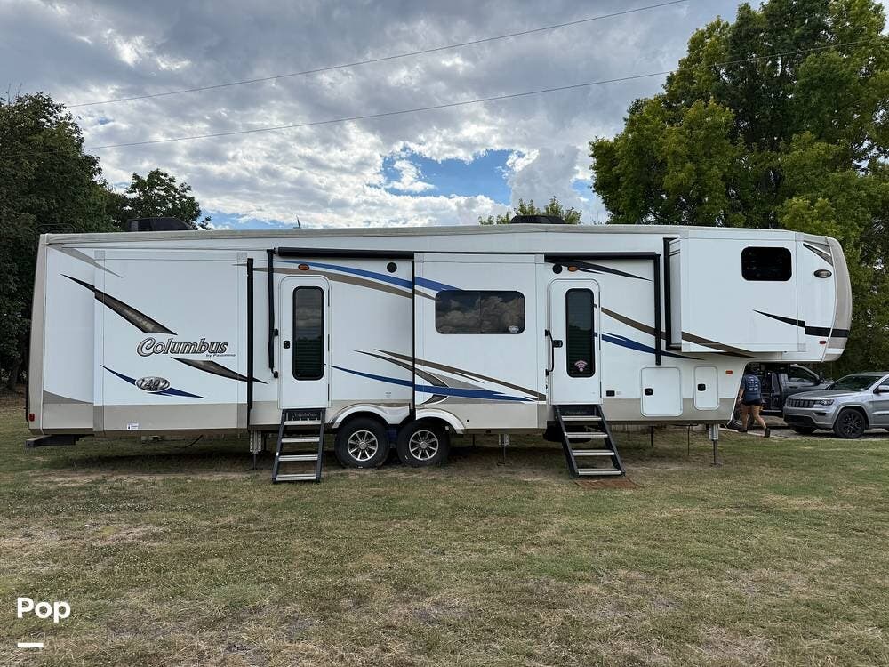 Call now about this 2019 Palomino Columbus 386FK! 2019 Palomino Columbus 386FK - Used Fifth Wheel For Sale by Pop RVs in Greenville, Texas features Slideout, Air Conditioning, Awning