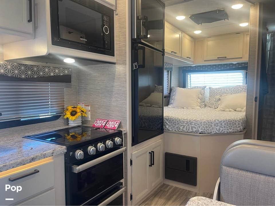 Call now about this 2022 Thor Motor Coach Freedom Elite 22HE! 2022 Thor Motor Coach Freedom Elite 22HE - Used Class C For Sale by Pop RVs in Lawton, Oklahoma features Generator, Awning, Air Conditioning