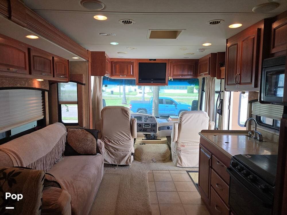 Call now about this 2011 Monaco RV Monarch 30SFS! 2011 Monaco RV Monarch 30SFS - Used Class A For Sale by Pop RVs in Saint Petersburg, Florida features Leveling Jacks, Air Conditioning, Awning, Generator, Slideout