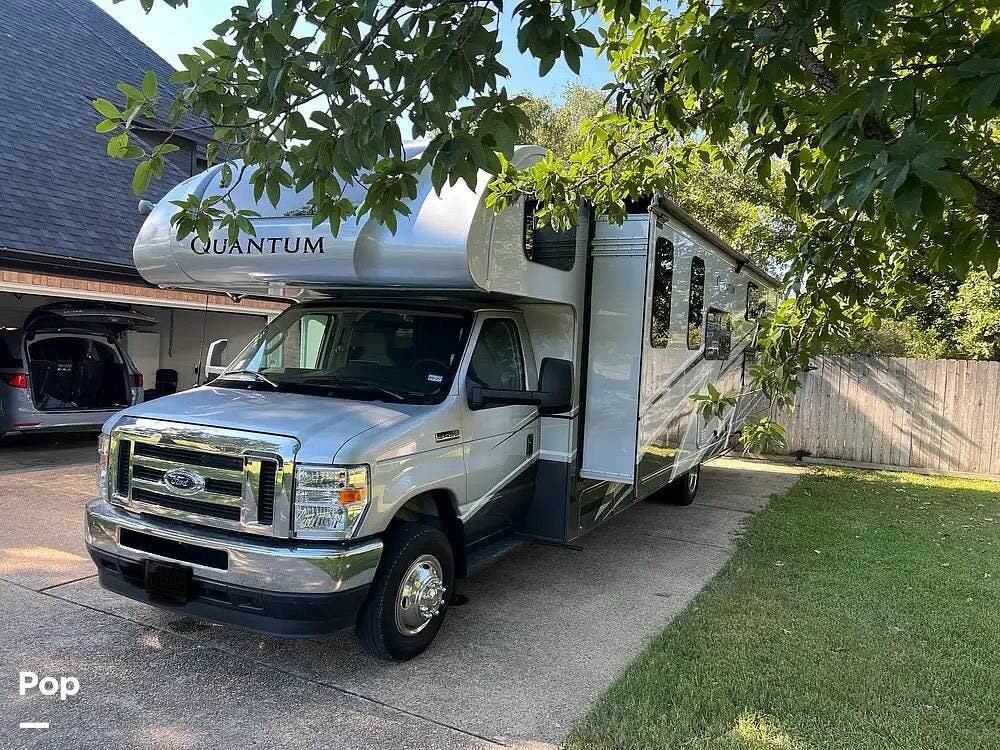 Call now about this 2025 Thor Motor Coach Quantum LF31! 2025 Thor Motor Coach Quantum LF31 - Used Class C For Sale by Pop RVs in Belton, Texas features Leveling Jacks, Air Conditioning, Slideout, Generator, Awning