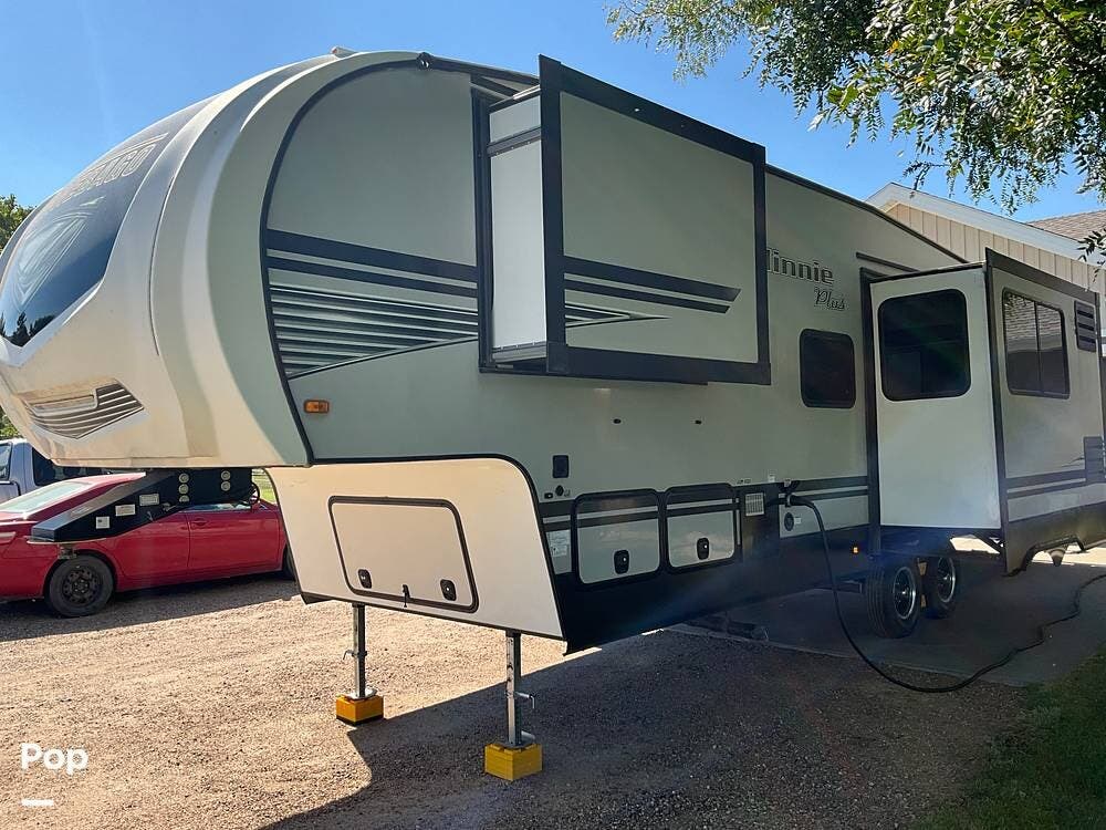 Call now about this 2020 Winnebago Minnie Plus 29RBH! 2020 Winnebago Minnie Plus 29RBH - Used Fifth Wheel For Sale by Pop RVs in Garden City, Kansas features Leveling Jacks, Air Conditioning, Awning, Slideout