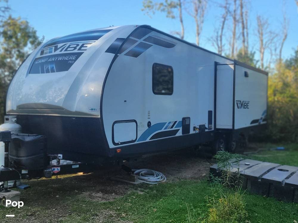 Call now about this 2023 Forest River Vibe 28RL! 2023 Forest River Vibe 28RL - Used Travel Trailer For Sale by Pop RVs in Milton, Wisconsin features Air Conditioning, Slideout, Awning