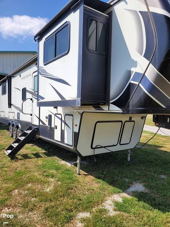 Call now about this 2021 Keystone Montana High Country 383TH! 2021 Keystone Montana High Country 383TH - Used Toy Hauler For Sale by Pop RVs in El Paso, Illinois features Air Conditioning, Leveling Jacks, Awning, Slideout