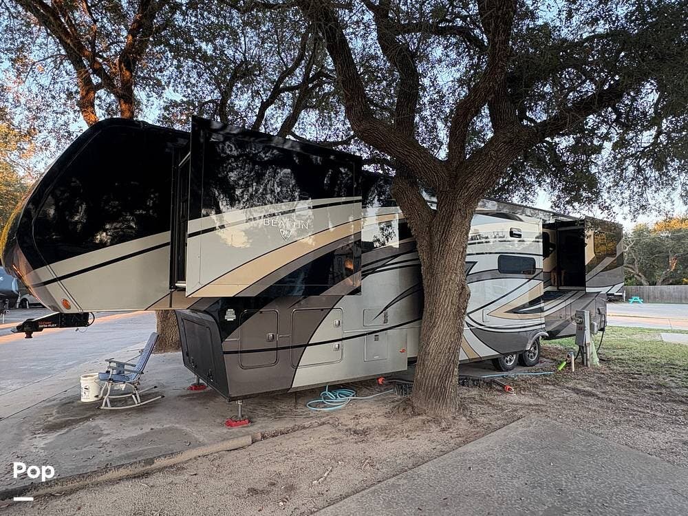 Call now about this 2022 Vanleigh Beacon 42RDB! 2022 Vanleigh Beacon 42RDB - Used Fifth Wheel For Sale by Pop RVs in Rockport, Texas features Air Conditioning, Leveling Jacks, Slideout