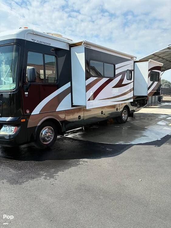 Call now about this 2011 Fleetwood Bounder 30T! 2011 Fleetwood Bounder 30T - Used Class A For Sale by Pop RVs in Redmond, Oregon features Generator, Air Conditioning, Awning, Slideout
